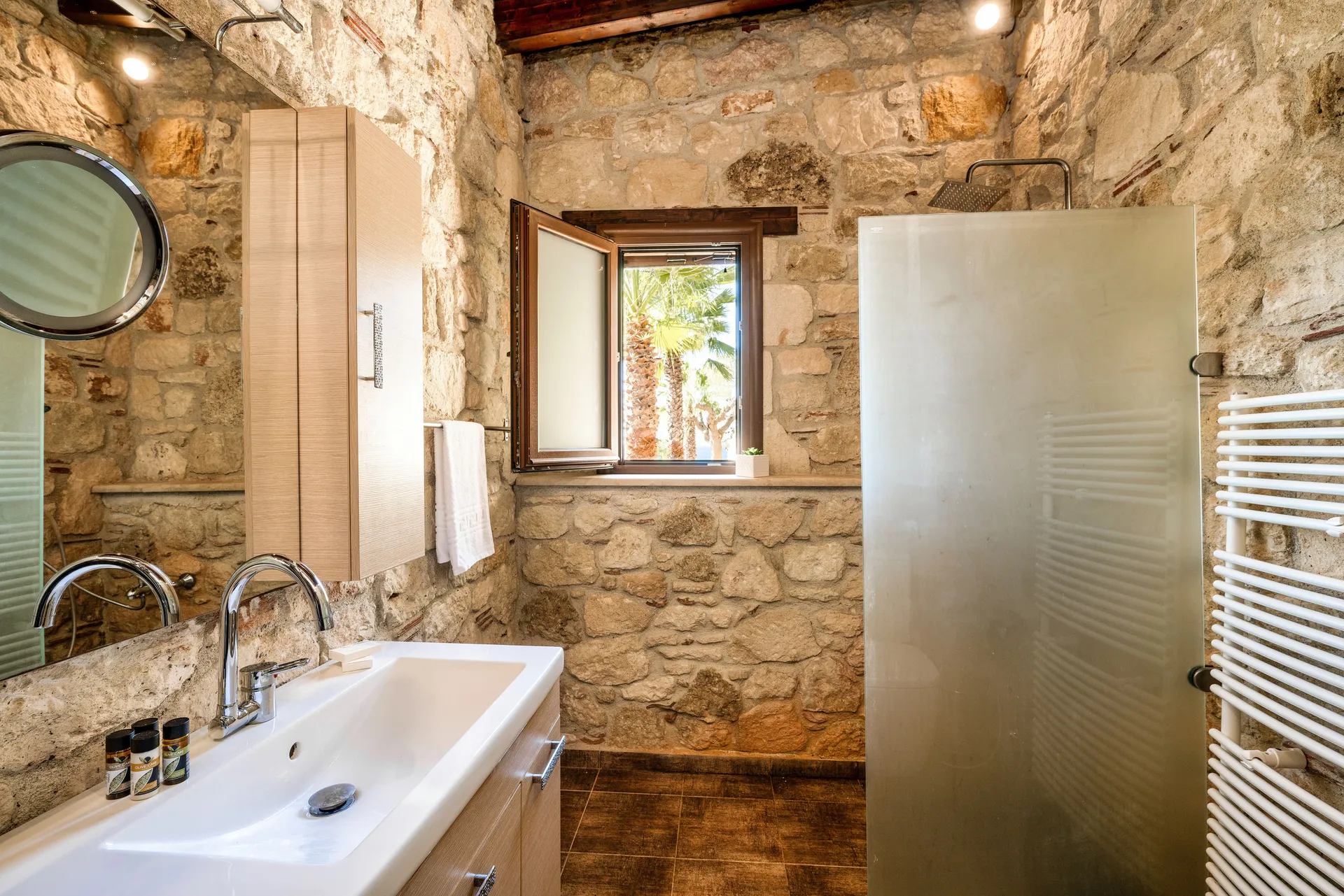 Tiara Holidays - Palmrise Luxury Villas - Thea Villa - bathroom